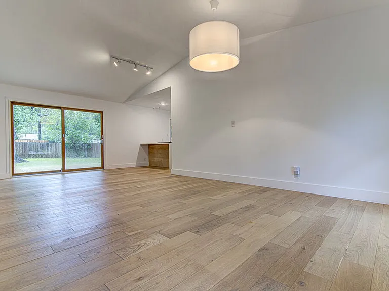 2704 Nottingham Ln — Photo 4