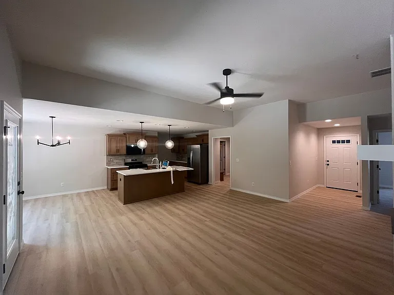 664 W Brook Hollow Rd — Photo 4