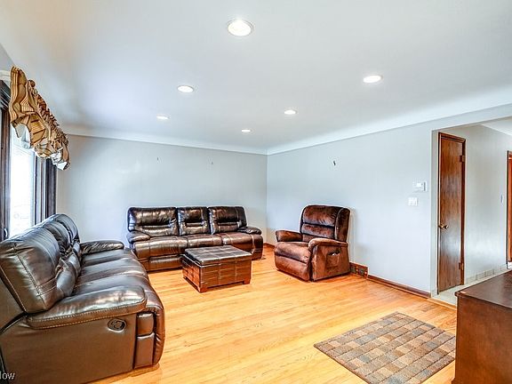 3rd image of 1637 Woodhurst Ave
