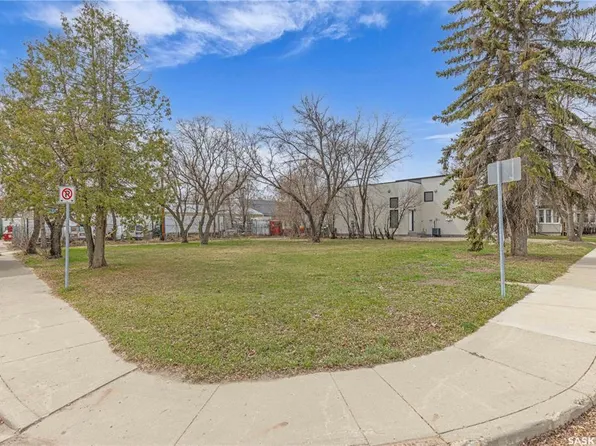 201 25th STREET W, Saskatoon, SK S7L 0C3