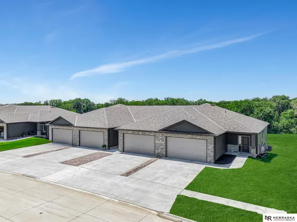 8805 Bristlecone Dr, Lincoln, NE 68526