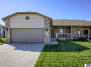 9147 Round Hill Dr, Lincoln, NE 68526