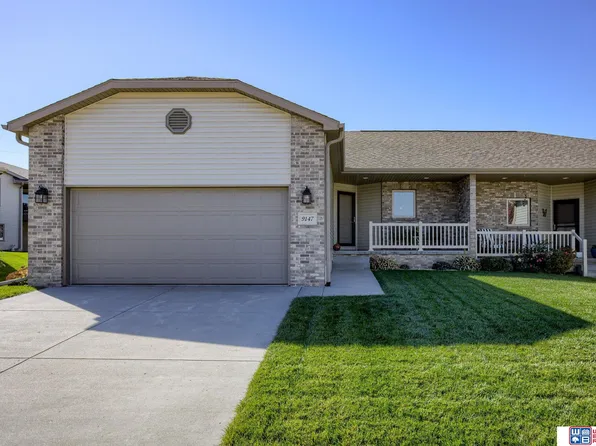 9147 Round Hill Dr, Lincoln, NE 68526