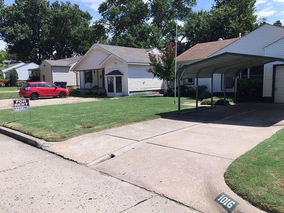 Great location with a beutifully maintained lawn which has a