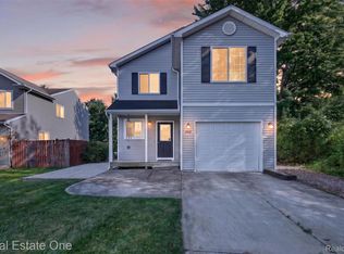 8923 Ash Dr, Whitmore Lake, MI 48189