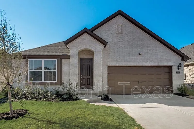 4 bed, 2.0 bath, 1945 sqft, $2,150 — Photo 2