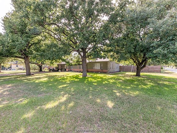 2nd image of 1912 Russell Dr