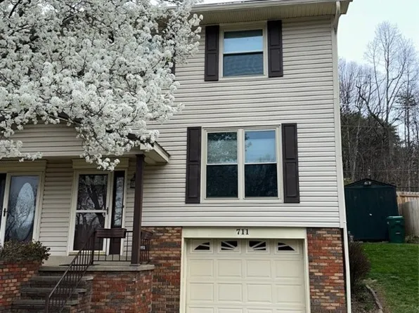 711 Woodland Dr, Nitro, WV 25143