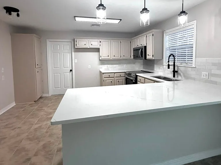 115 Stonewood Pl — Photo 3