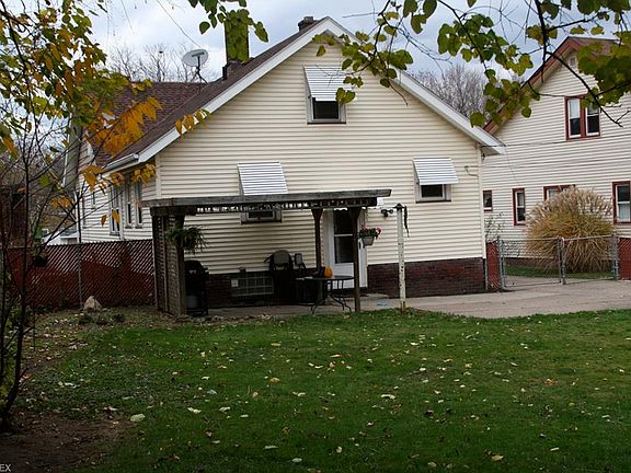 3rd image of 1945 Creston Ave