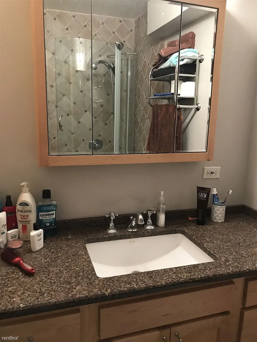 2828 N Burling St APT 109 photo 1