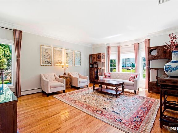 5th image of 18 Henmar Dr