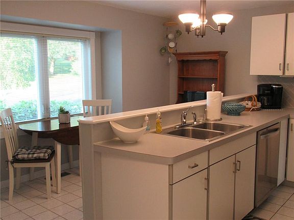 3rd image of 21 Waterview Dr Unit A