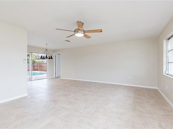 3rd image of 1139 40th Ave NE