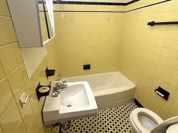 5th image of 801 Walnut St APT 3