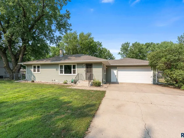 313 S 4th Ave, Brandon, SD 57005