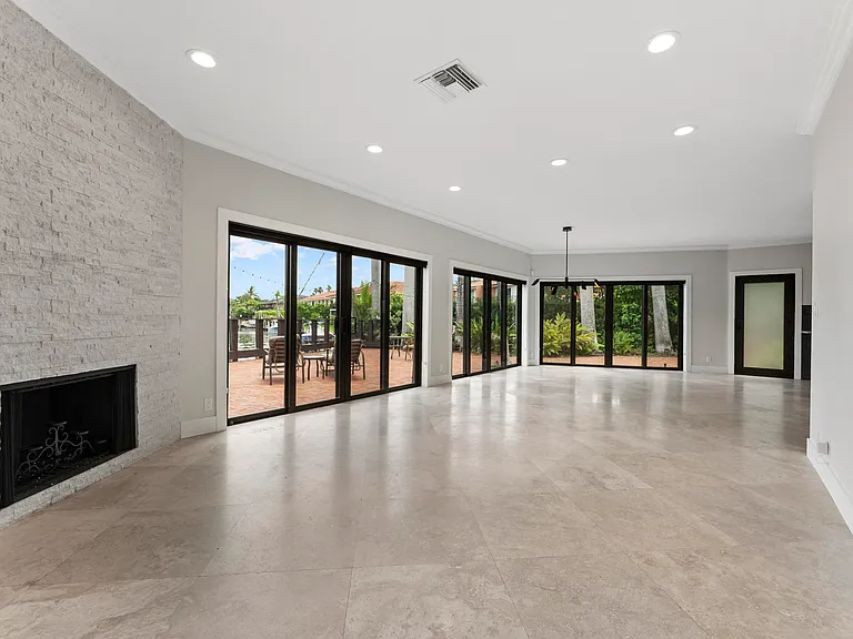 1121 Bel Air Dr #4 — Photo 7
