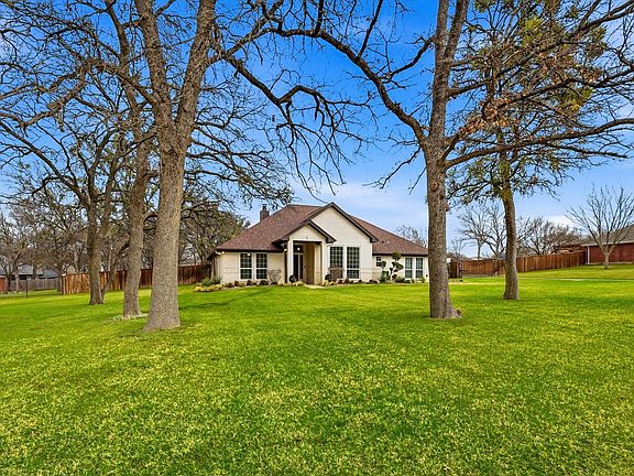 2nd image of 312 Lakeside Oaks Cir