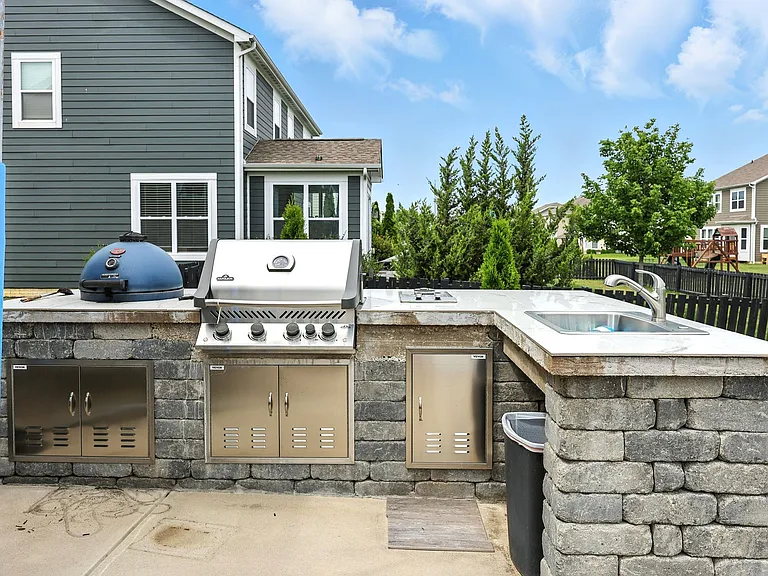 5497 Mercier St — Photo 37
