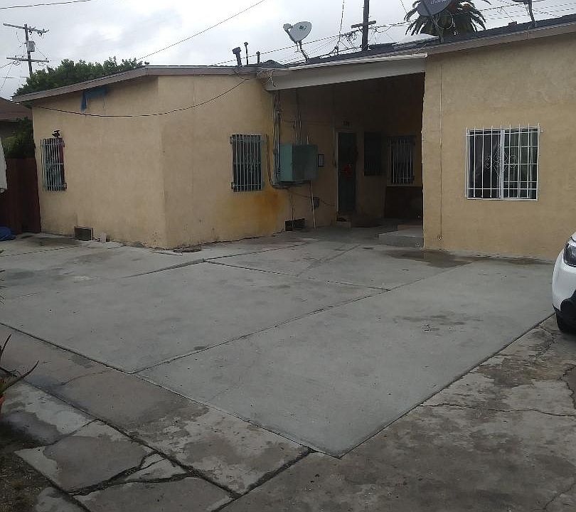 2nd image of 233 W 88th Pl