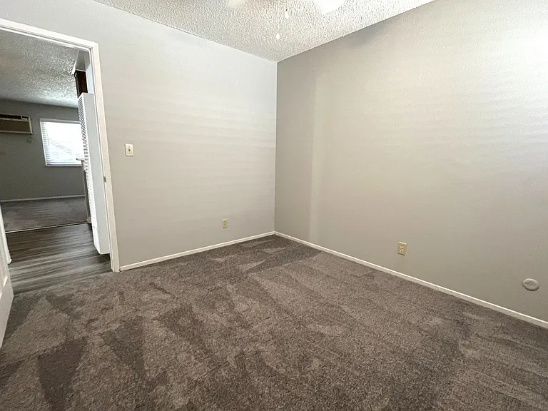 330 W Acacia Street — Photo 12