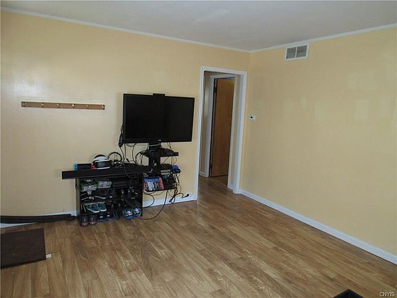 4th image of 10 Brooks Pl