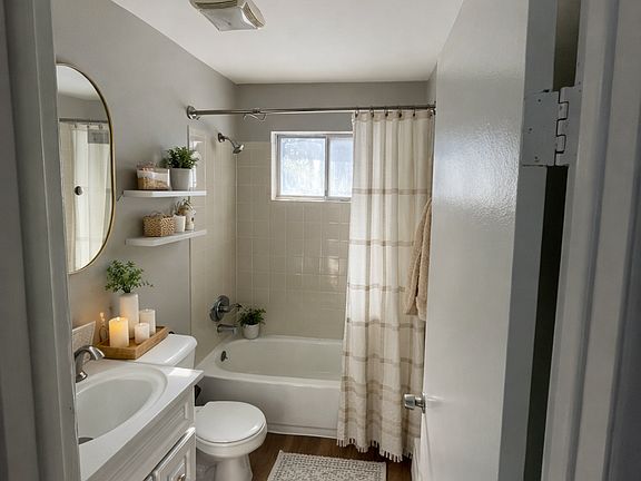 4th image of 10660 E Holly Rd #1