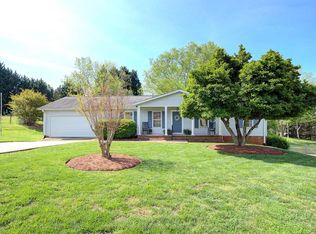 39 Rollingreen Rd, Greer, SC 29651