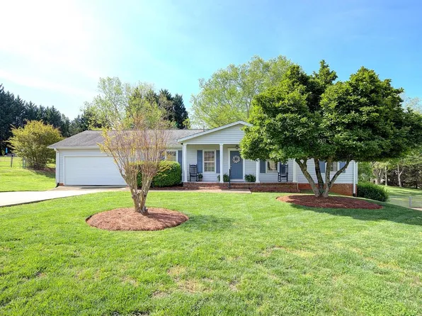 39 Rollingreen Rd, Greer, SC 29651