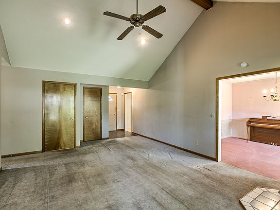 5th image of 613 NE Country Club Dr