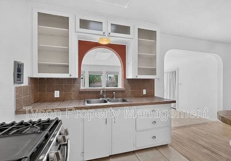 310 Truman St NE — Photo 10