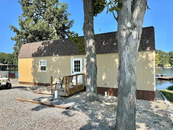 14 E Trago Lake Dr, Flora, IL 62839