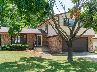 1707 Roosa Ln, Elk Grove Village, IL 60007