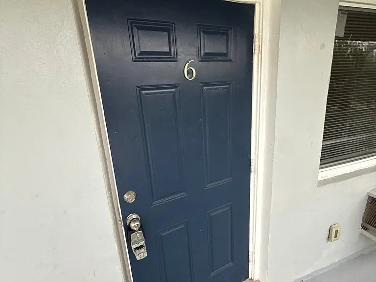 717 NE 10th Ave #6 — Photo 1