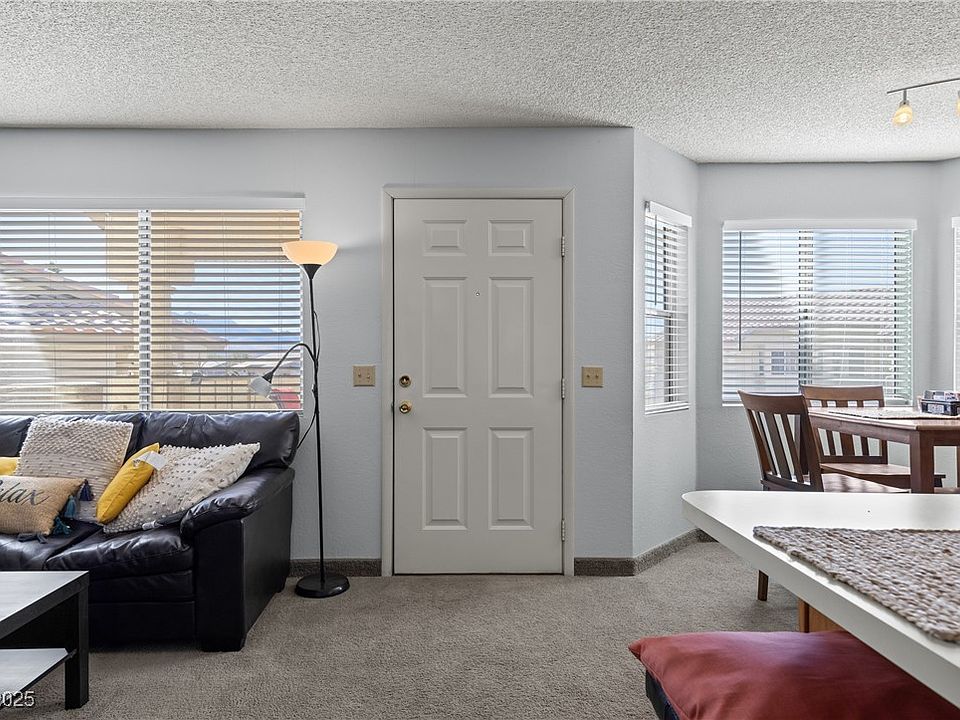 2nd image of 433 Mesa Blvd Unit 201