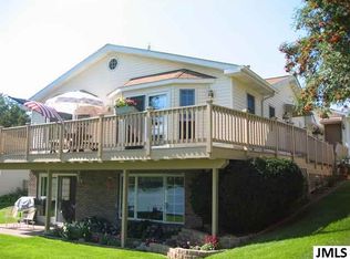 1052 Tompkins Dr, Cement City, MI 49233