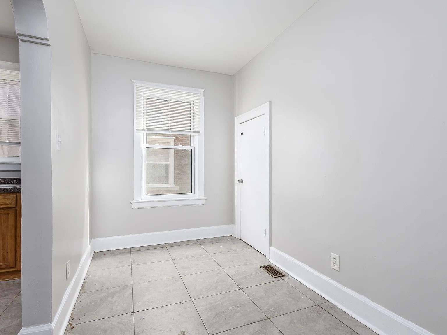 3 bed, 1.0 bath, 1300 sqft, $1,100 — Photo 4