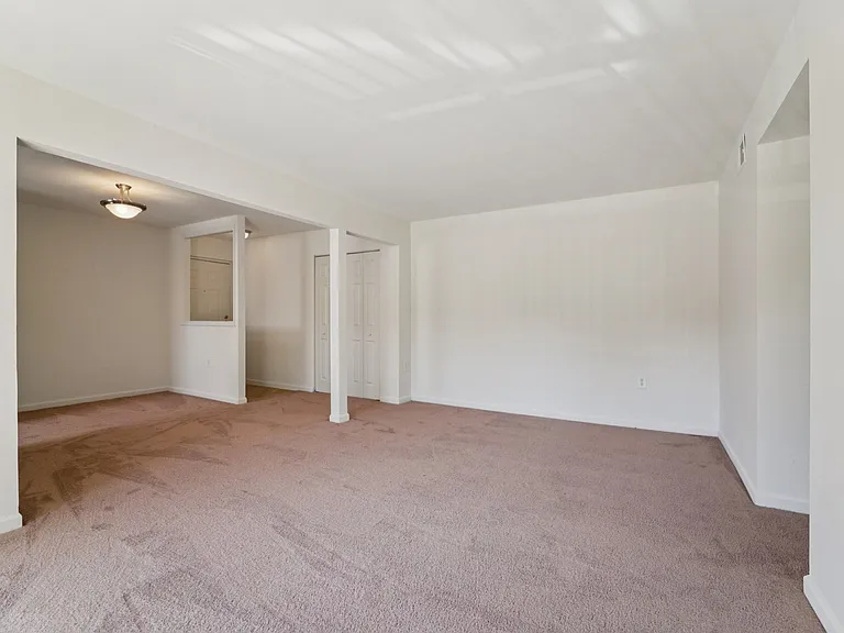 2BR, 1.5BA - 939SF - Vacant - Living Room