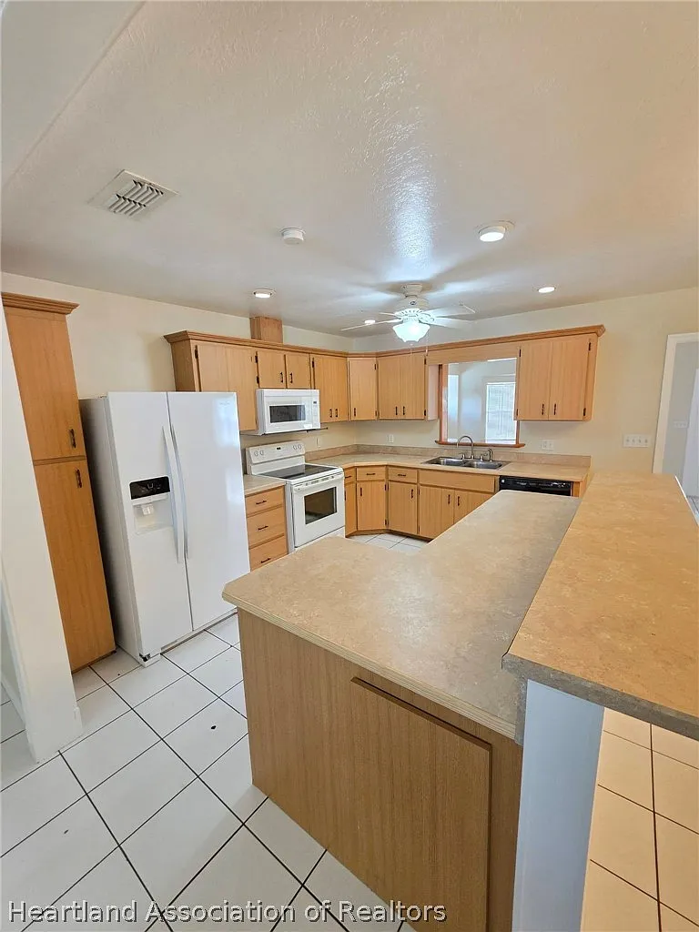 4 bed, 3.0 bath, 2086 sqft, $2,200 — Photo 4
