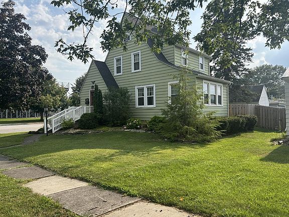 3rd image of 816 Clark St