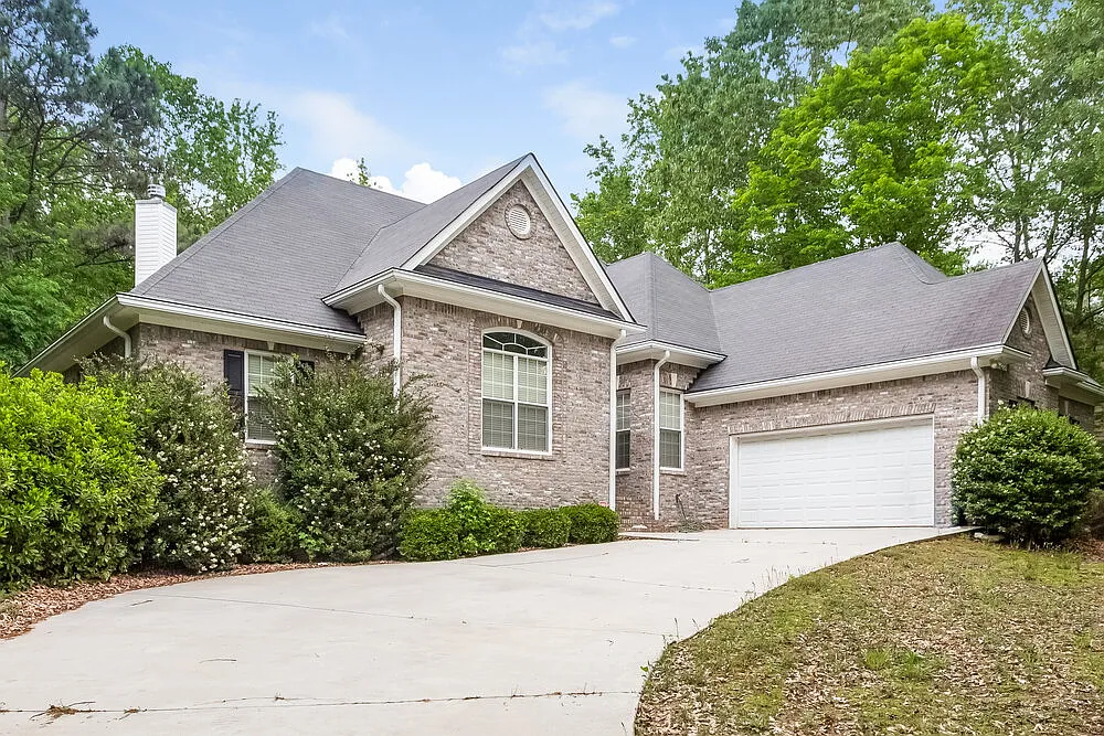 3 bed, 2.5 bath, 2340 sqft, $2,180 — Photo 1
