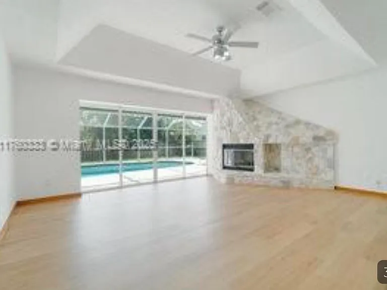 242 SE Duval Ave — Photo 10