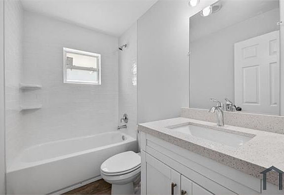 5th image of 706 Dundas Ct