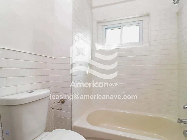 1507584_009_main_bathroom_13991895.jpg