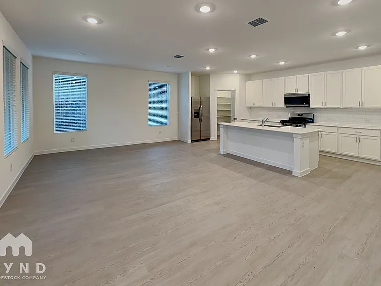 1746 Milton Dr — Photo 2