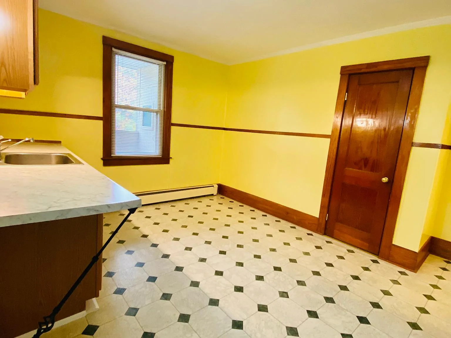 1 bed, 950 sqft, $1,200 — Photo 3