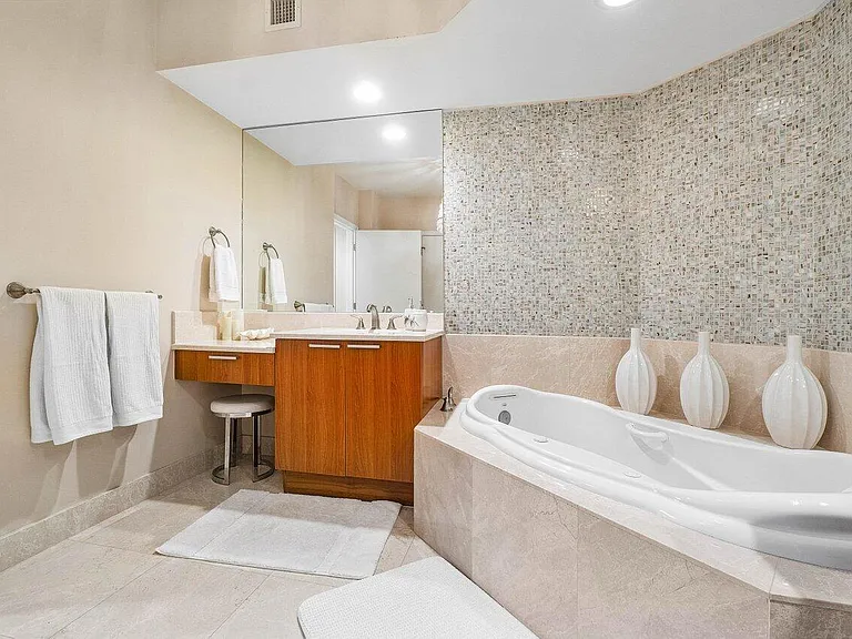 2650 Lake Shore Dr #206 — Photo 22