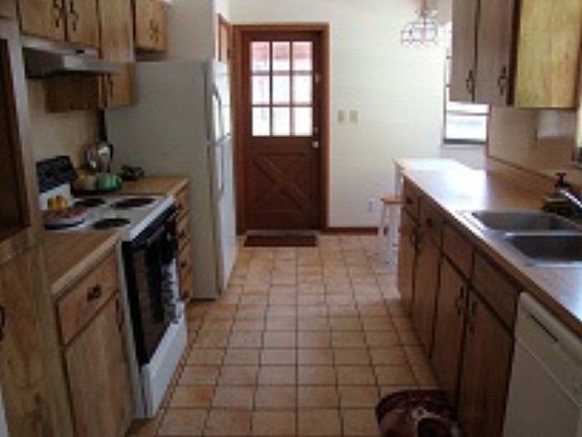 1st image of 828 NW 12th Dr