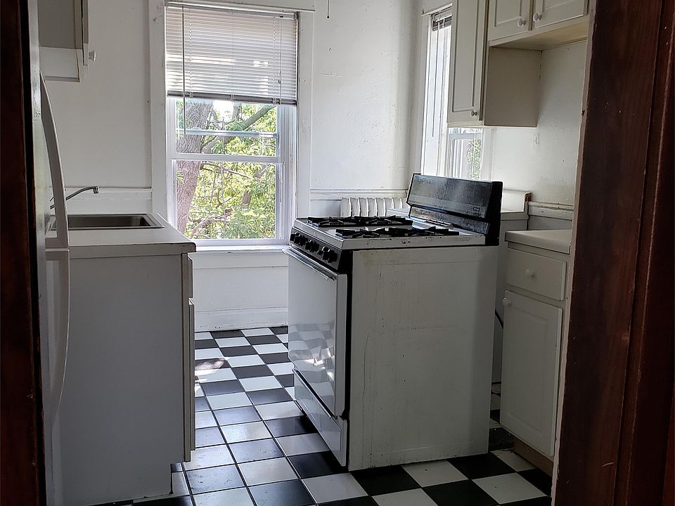 2nd image of 2534 N Farwell Ave APT 4