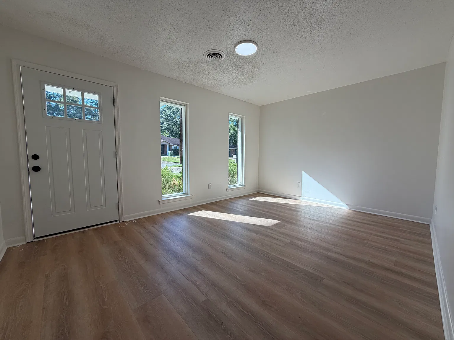 3 bed, 1244 sqft, $1,645 — Photo 2